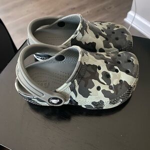Crocs Camo Toddler Clogs Size 8 Black Gray